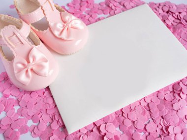 Yeni doğmuş bir kız için imzalı kağıt ve pembe bebek ayakkabıları, vaftiz törenleri için mükemmel bir bebek kızı, özel günler, ya da bebek hediyesi olarak