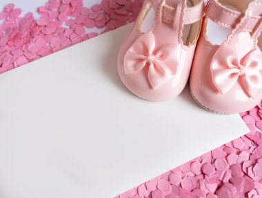 Fotokopi alanı ve yumuşak tonlarda Festive yeni doğan ayakkabıları olan kâğıtlar. Unutulmaz bir ortam yaratmak için mükemmel. Vaftiz ya da doğum günleri gibi unutulmaz anlar için tasarlanmış..