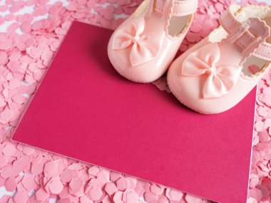 Fotokopi alanı ve yumuşak tonlarda Festive yeni doğan ayakkabıları olan kâğıtlar. Unutulmaz bir ortam yaratmak için mükemmel. Vaftiz ya da doğum günleri gibi unutulmaz anlar için tasarlanmış..