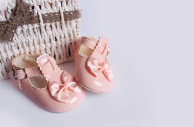 İlk doğum gününde, vaftiz töreninde, bir bebek için küçük pembe deri ayakkabılar. Yeni doğmuş bir kız için rahat, bebek ayakları için rahat ayakkabılar..