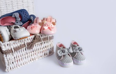 Bebeğim, çocuk ayakkabıları beyaz arka planda bir kutuda. Yeni doğmuş bir kız için rahat, çocuklar için rahat ayakkabılar. Hayatının ilk yılı için doğru çocuk ayakkabısı seçimi..