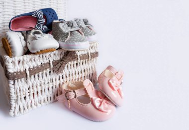 Küçük pembe ayakkabılar ve diğer bebek ayakkabıları ilk doğum günü, vaftiz, tatil için bir kutuda. Yeni doğmuş bir kız için rahat, bebek ayakları için rahat ayakkabılar. Çeşitlilik