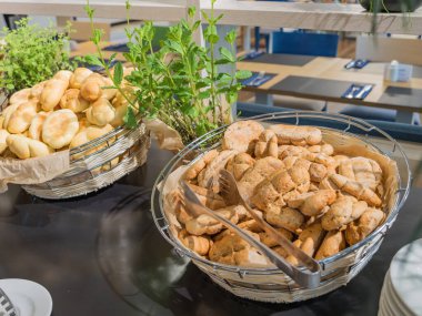 Mutfak masasındaki taze çörekler bir otelde, restoranda İsveç kahvaltısı için hazırlanır. Sağlıklı beslenme ve geleneksel pişirme konsepti. Kamu hizmetlerinde hijyenik gereksinimler.