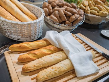 Fransız ekmeği ve diğer ekmekler, restoranda self-servis için hazırlanmış ekmeği kesmek için bir bıçak - otellerdeki İsveç kahvaltısının temeli. Değişik bir diyet.