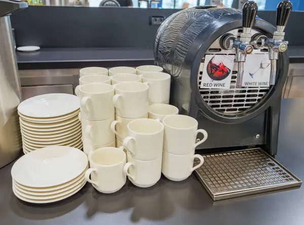 Ziyafette kahve ve çay için bardaklar. Yedek servis istasyonu. Çatal bıçak takımı ve çanak çömlek. Oteldeki büfe.