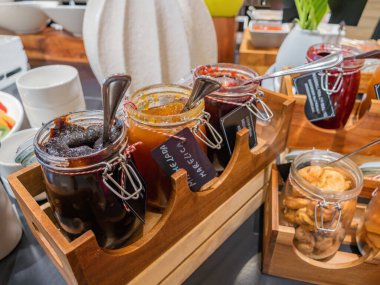 Otelde kahvaltıda açık büfe servis etmek cam kavanozlarda çeşitli meyve reçelleri servis etmek. Düzgün ve sağlıklı beslenme, hijyenik notlara uyum, yaşam tarzı