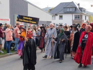 Schierke, Almanya - 30 Nisan 2025. Walpurgis Gece Yürüyüşü 'nde bir grup cadı. Kutlamada Alman folkloruna dayanan fantezi kostümleri, maskeler ve tiyatro gösterileri yer alıyor..