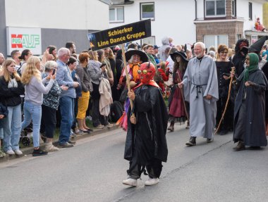 Schierke, Almanya - 30 Nisan 2025. Cadılar ve fantezi karakterleri gibi giyinmiş katılımcılar Wernigerode, Harz Dağları, Almanya yakınlarındaki Schierke 'deki geleneksel Hexenparade, Witch Parade' e katılıyorlar..