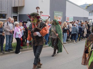 Schierke, Almanya - 30 Nisan 2025. Almanya 'da Wernigerode, Harz Dağları yakınlarındaki Schierke' de düzenlenen geleneksel Hexenparade, Witch Parade törenine cadılar ve fantezi karakterleri gibi giyinmiş katılımcılar katılıyor. Bu geleneksel kültürel etkinlik.
