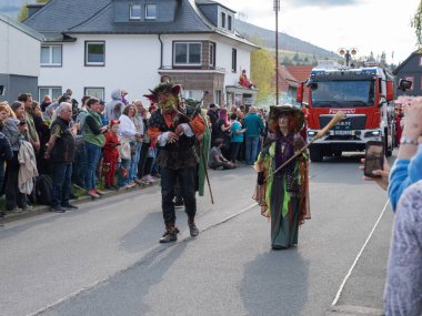 Schierke, Almanya - 30 Nisan 2025. Cadılar ve fantezi karakterleri gibi giyinmiş katılımcılar Wernigerode, Harz Dağları, Almanya yakınlarındaki Schierke 'deki geleneksel Hexenparade, Witch Parade' e katılıyorlar..