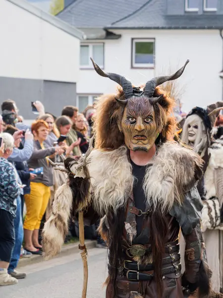 Schierke, Almanya - 30 Nisan 2025. Alman gelenekleri, geleneksel Hexengeçit, Cadı Geçidi, Walpurgis Gecesi, yıllık kültürel etkinlik