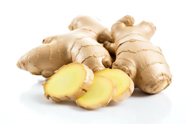 Zencefil kökü beyaz arkaplanda izole edilmiş. Yemek pişirmek için sağlıklı besin..