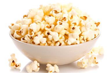 Beyaz arka planda izole edilmiş bir kasede patlamış mısır, yakın plan.