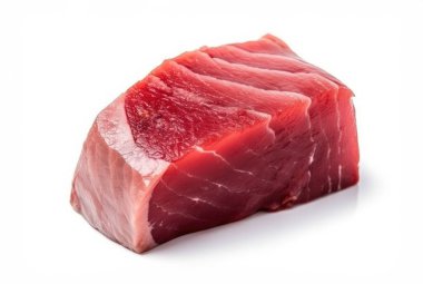 Beyaz arka planda çiğ ton balığı bifteği. Kırpma yolu dahil.