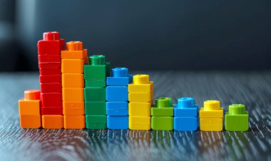 Tahta küpler ve tabloda grafikler var. Metin için kopyalama alanı olan iş büyümesi kavramı.