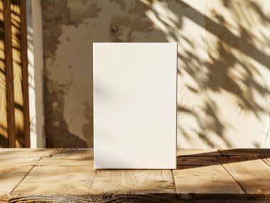 Duvarda boş tahta kartpostal var.