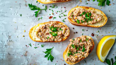 Somonlu lezzetli bruschetta, sarımsak ve gri arka planda bitkiler.