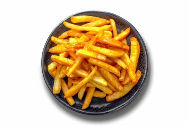 Beyaz arka planda soğanlı kızarmış patates cipsi..