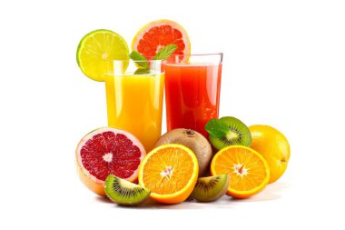 Beyaz arka planda meyve ve sebzeli bir bardak taze meyve suyu.