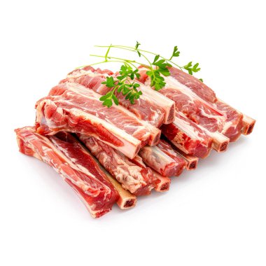 Beyaz arka planda maydanozlu çiğ sığır kaburgası.