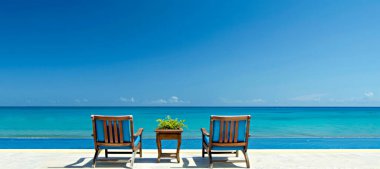 Okyanus manzaralı iki mavi havuz kenarı sandalyesi.