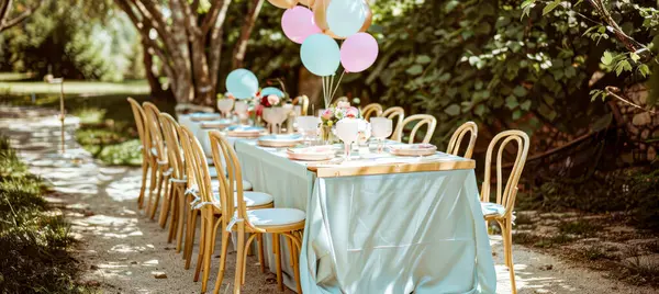 Kutlama için balonlarla hazırlanmış açık hava parti masası..