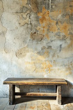 Kırsal ahşap bir bank yıpranmış bir duvara karşı.