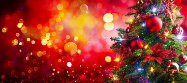 Kırmızı süslemeleri ve ışıkları olan Noel ağacı