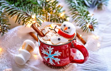 Sıcak çikolatalı kırmızı kupa, lokum kardan adam, tarçın çubuğu.,