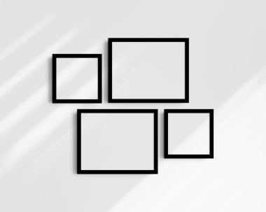 Galeri duvarı modelleme seti, 4 siyah çerçeve. Temiz, modern ve minimalist çerçeve modeli. İki yatay çerçeve ve iki kare çerçeve, 14x11 (14: 11), 8x8 (1: 1) inç, gölgeli beyaz bir duvar üzerinde.