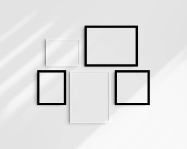 Galeri duvarı modelleme seti, 5 tane siyah beyaz çerçeve. Modern, minimalist çerçeve modeli. İki yatay çerçeve, iki dikey çerçeve ve bir kare çerçeve, 12x16 (3: 4), 16x12 (4: 3), 8x10 (4: 5), 10x8 (5: 4), 10x10 (1: 1) inç, gölgeli beyaz bir duvarda.