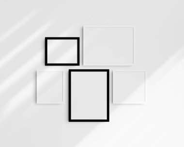 Galeri duvarı modelleme seti, 5 tane siyah beyaz çerçeve. Modern, minimalist çerçeve modeli. İki yatay çerçeve, iki dikey çerçeve ve bir kare çerçeve, 12x16 (3: 4), 16x12 (4: 3), 8x10 (4: 5), 10x8 (5: 4), 10x10 (1: 1) inç, gölgeli beyaz bir duvarda.