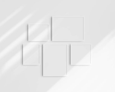 Galeri duvarı modelleme seti, 5 beyaz çerçeve. Temiz, modern ve minimalist çerçeve modeli. İki yatay çerçeve, iki dikey çerçeve ve bir kare çerçeve, 12x16 (3: 4), 16x12 (4: 3), 8x10 (4: 5), 10x8 (5: 4), 10x10 (1: 1) inç, gölgeli beyaz bir duvarda.