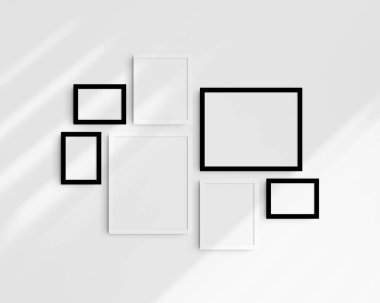 Galeri duvarı modelleme seti, 7 tane siyah beyaz çerçeve. Temiz, modern ve minimalist çerçeve modeli. Üç yatay çerçeve ve dört dikey çerçeve, 5x7 (5: 7), 7x5 (7: 5), 8x10 (4: 5), 12x15 (4: 5), 15x12 (5: 4) inç, gölgeli beyaz bir duvar üzerinde.