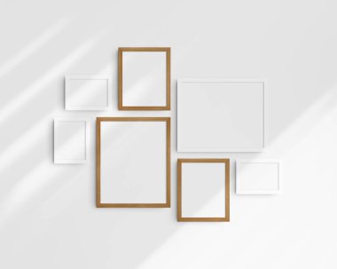 Galeri duvarı modelleme seti, 7 beyaz ve vişneli ahşap çerçeve. Temiz, modern ve minimalist çerçeve modeli. Üç yatay çerçeve ve dört dikey çerçeve, 5x7 (5: 7), 7x5 (7: 5), 8x10 (4: 5), 12x15 (4: 5), 15x12 (5: 4) inç, gölgeli beyaz bir duvar üzerinde.