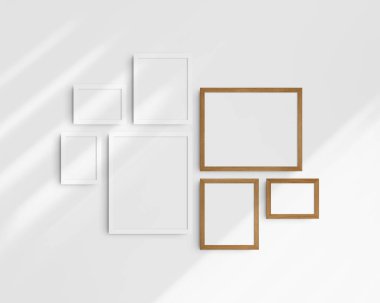 Galeri duvarı modelleme seti, 7 beyaz ve vişneli ahşap çerçeve. Temiz, modern ve minimalist çerçeve modeli. Üç yatay çerçeve ve dört dikey çerçeve, 5x7 (5: 7), 7x5 (7: 5), 8x10 (4: 5), 12x15 (4: 5), 15x12 (5: 4) inç, gölgeli beyaz bir duvar üzerinde.