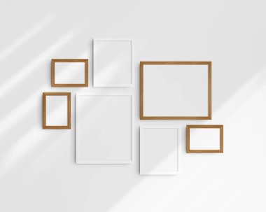Galeri duvarı modelleme seti, 7 beyaz ve vişneli ahşap çerçeve. Temiz, modern ve minimalist çerçeve modeli. Üç yatay çerçeve ve dört dikey çerçeve, 5x7 (5: 7), 7x5 (7: 5), 8x10 (4: 5), 12x15 (4: 5), 15x12 (5: 4) inç, gölgeli beyaz bir duvar üzerinde.