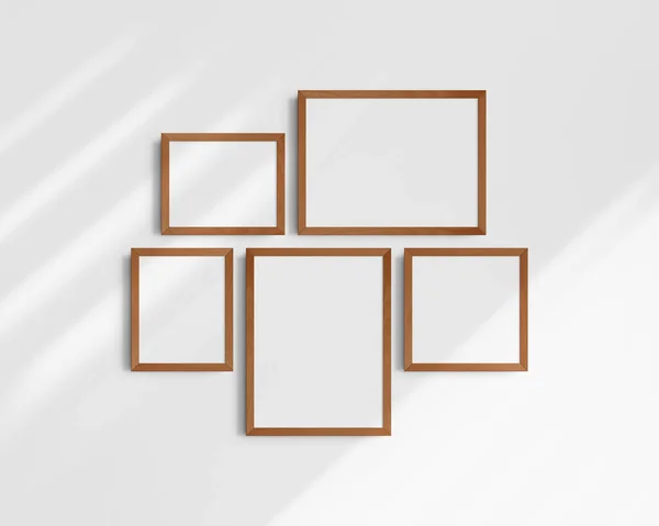 画廊壁面造型 5个樱桃木框架 简约的框架模型 白色墙壁上有阴影的两个水平框架 两个垂直框架和一个正方形框架 12X16 16X12 8X10 10X8 10X10 — 图库照片#