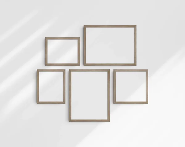 画廊壁面造型 5个天然木架 简约的框架模型 白色墙壁上有阴影的两个水平框架 两个垂直框架和一个正方形框架 12X16 16X12 8X10 10X8 10X10 — 图库照片#