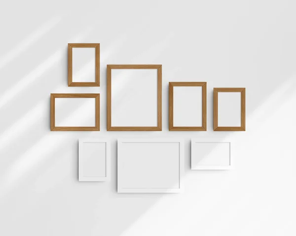 画廊壁面造型套件 8个白色和樱桃木框架 简约的框架模型 5个垂直框架和3个水平框架 4X6 6X4 5X7 7X5 8X10 10X8 — 图库照片#