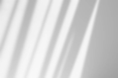 Beyaz arkaplan üzerinde gölge örtüsü etkisi. Pencere gölgeli soyut güneş ışığı arkaplanı.