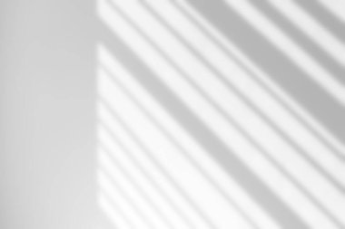 Beyaz arkaplan üzerinde gölge örtüsü etkisi. Pencere gölgeli soyut güneş ışığı arkaplanı.