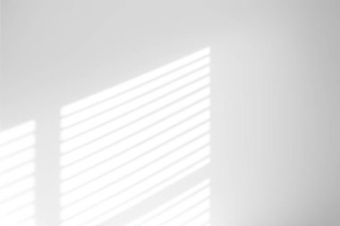 Beyaz arkaplan üzerinde gölge örtüsü etkisi. Pencere gölgeli soyut güneş ışığı arkaplanı.