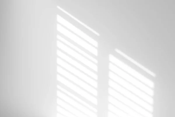 白の背景に影のオーバーレイ効果 窓影のある太陽の背景 ロイヤリティフリーのストック写真