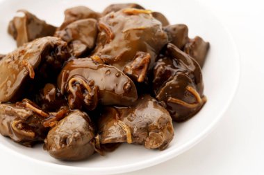 Zencefilli, tatlı ve baharatlı soya soslu tavuk ciğeri.