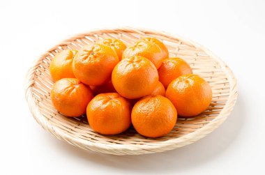 mandalina, Afourer Mandarin beyaz arkaplanda bambu süzgeci