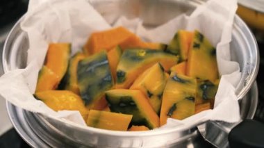 Buharda kabak dilimleri.