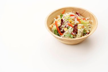 Parçalanmış lahana ve renkli sebze salatası.