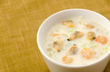 Lezzetli karidesli midye çorbası