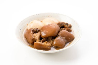 Haşlanmış yumurtalı domuz budu.